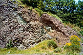 Nelle terre di Matilde - Sentiero da Rossena a Canossa: affioramento di ofiolite.